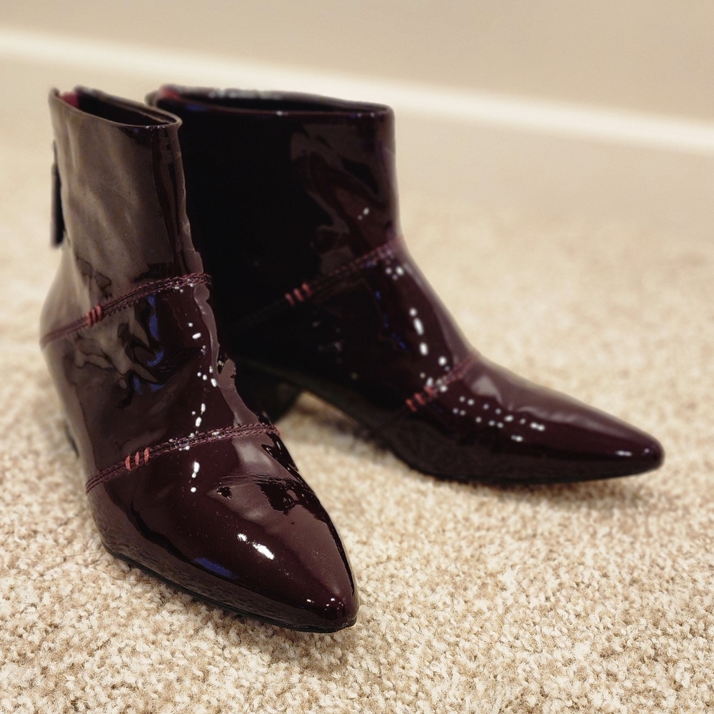 NWOT Pointed toe patent leather booties